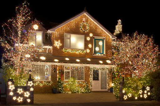 Why You Should Hire Professionals to Hang Holiday Lights